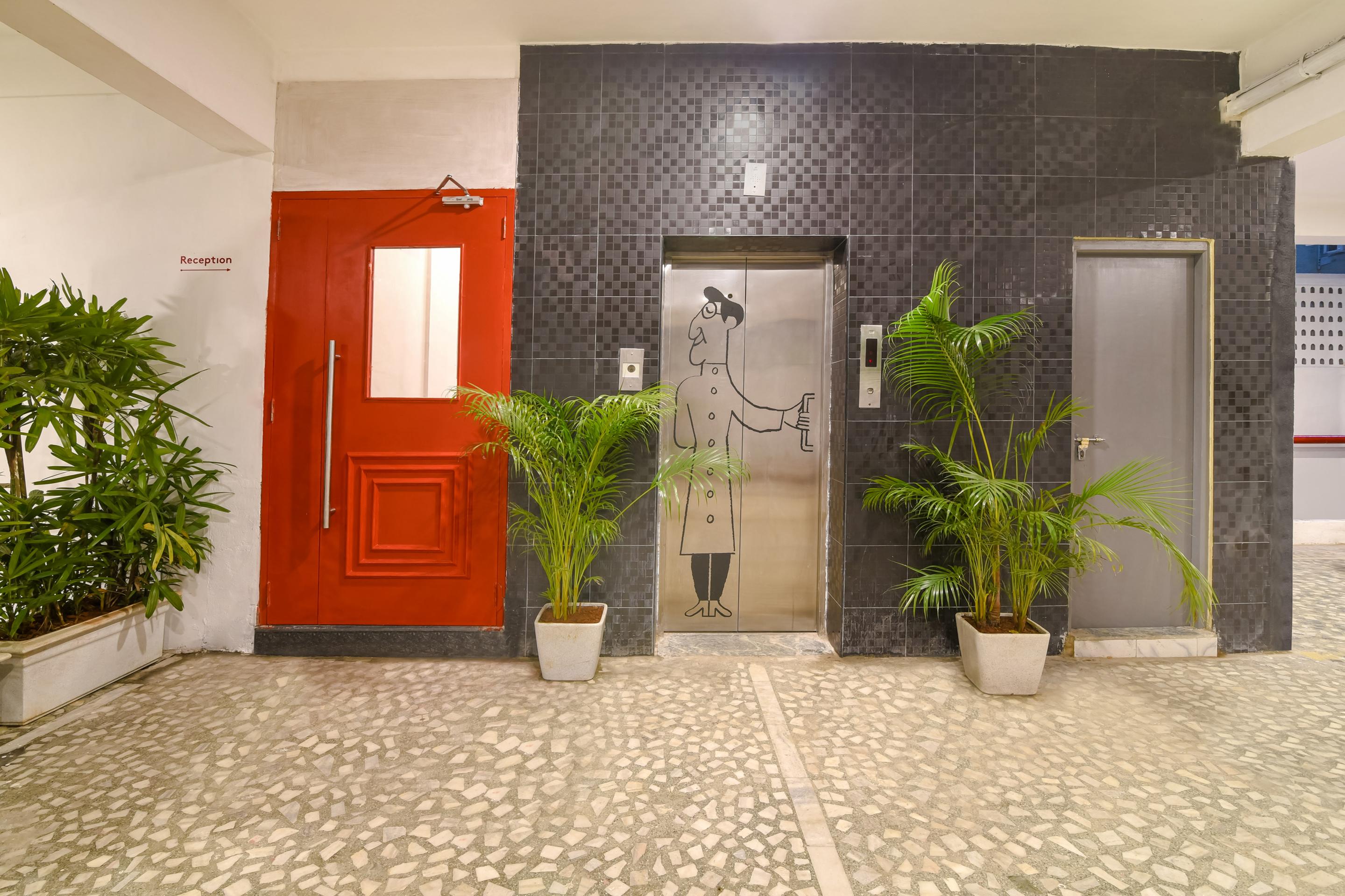 Oyo Townhouse 091 Nungambakkam Hotel Chennai Exterior photo